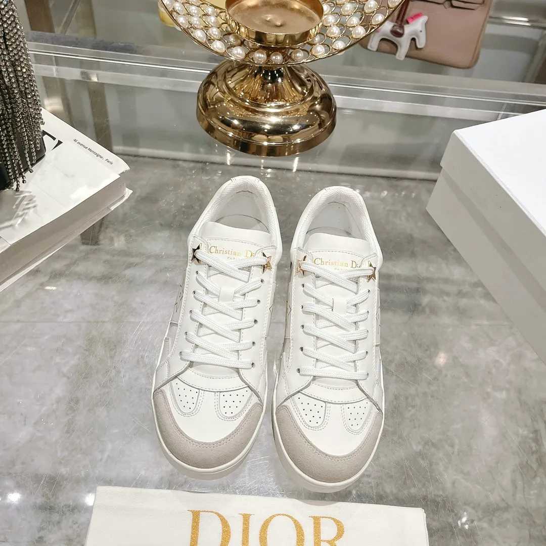 👟👟Ex-factory price 560👟👟Dior2024 new white shoes, Dior Dior Star women's sports shoes, very light summer white shoes. The upper is carefully made of imported suede, decorated with tonal suede panels, metal stars decorate the lace eyelets, and breathable mesh inside. The upper is punched and designed not to stuffy the feet. It is equipped with Christian Dior logo and thin soles. The thick sole is suitable for all seasons! Size: 35-41 (40 and 41 are customized and cannot be returned or exchanged)